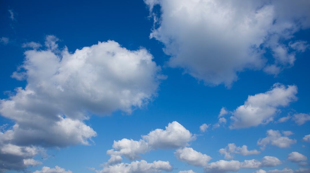 Καιρός: Αραιές νεφώσεις με υψηλές θερμοκρασίες 