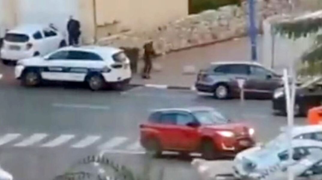 Η στιγμή που ένοπλοι πυροβολούν πολίτη που οδηγεί το αυτοκίνητό του στο Ισραήλ