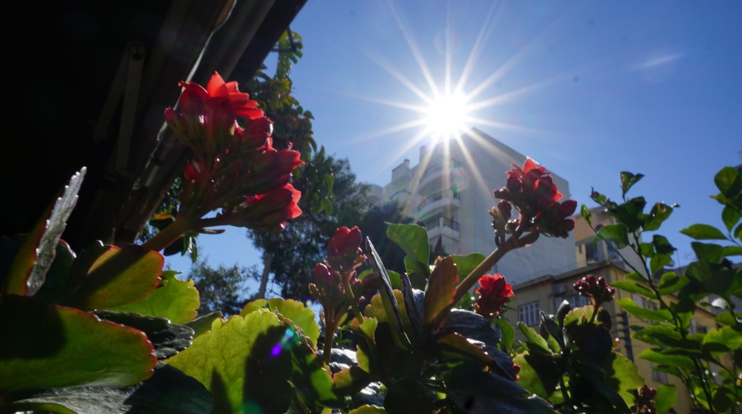 Ο καιρός την Κυριακή 8 Οκτωβρίου - Υψηλές θερμοκρασίες και σποραδικές βροχές - Αναλυτική πρόγνωση από το meteo και την Εθνική Μετεωρολογική Υπηρεσία.