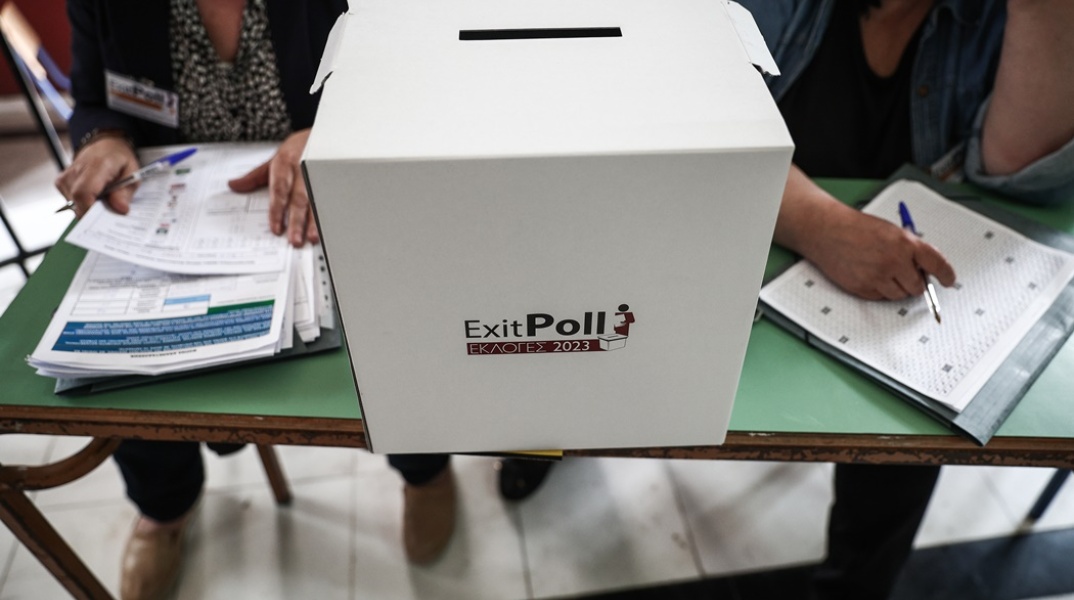 Exit Poll έξω από εκλογικό τμήμα για τις εθνικές εκλογές του καλοκαιριού