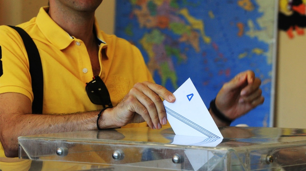 Άνδρας κρατά το ψηφοδέλτιο λίγο πριν το ρίξει στην κάλπη των Αυτοδιοικητικών Εκλογών 2023