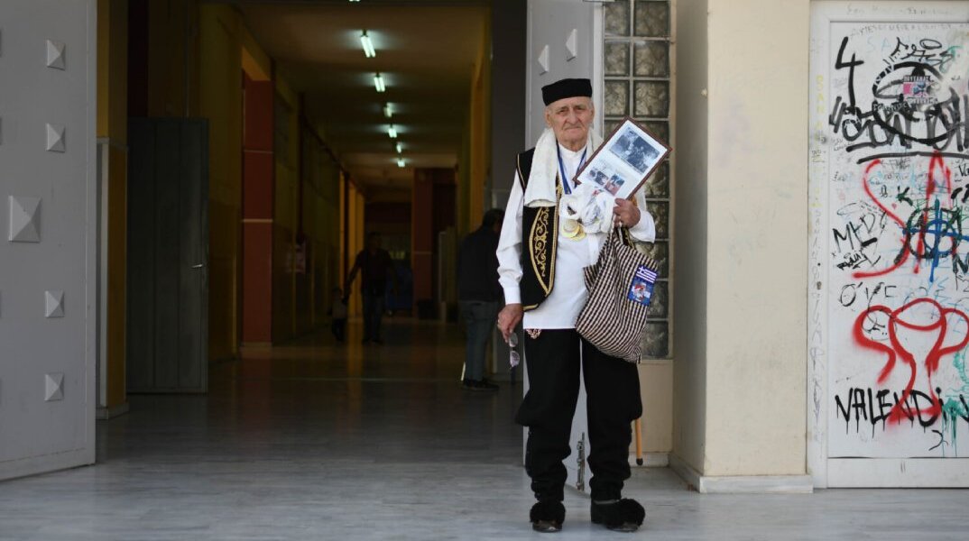 Ηλικιωμένος ψήφισε με τα τσαρούχια και την γκλίτσα στη Λάρισα