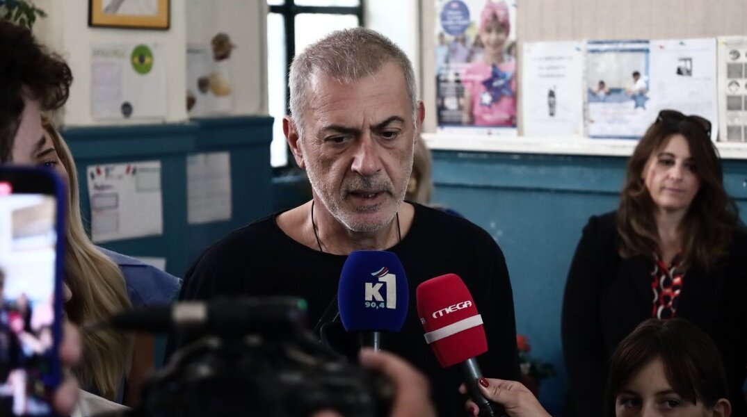 Στο 10ο Γυμνάσιο Πειραιά άσκησε το εκλογικό του δικαίωμα ο Γιάννης Μώραλης 