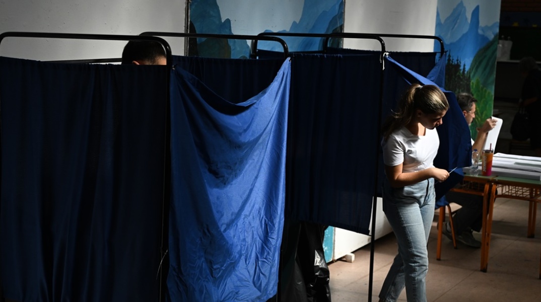 Ψηφοφόροι βγαίνουν από το παραβάν