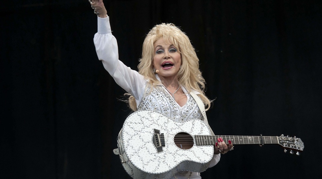 Ντόλι Πάρτον: Στις 17 Νοεμβρίου κυκλοφορεί το «Rockstar» - 49ο άλμπουμ της 77χρονης Αμερικανίδας τραγουδοποιού: «Γράφω μουσική από τότε που ήμουν επτά ετών».