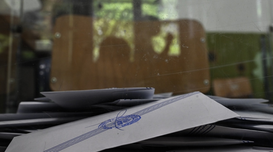 Αυτοδιοικητικές εκλογές - Θεσσαλονίκη: Υποψήφιοι δημοτικοί σύμβουλοι οι δύο συλληφθέντες για παραβίαση της εκλογικής νομοθεσίας - Μοίραζαν σταυρωμένα ψηφοδέλτια