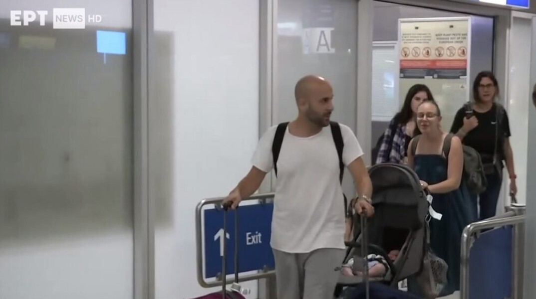 Στην Αθήνα οι πρώτοι Έλληνες από το Ισραήλ - «Δραματικές οι στιγμές στην περιοχή» δήλωσαν στην κάμερα της ΕΡΤ