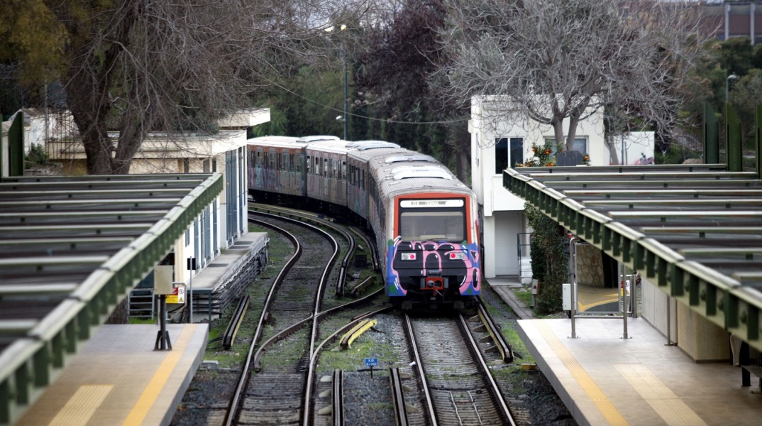 Άτομο έπεσε στις γραμμές του ΗΣΑΠ μεταξύ των σταθμών Nέα Ιωνία - Ηράκλειο - Αποβιβάστηκαν οι επιβάτες, τροποποίηση στα δρομολόγια.
