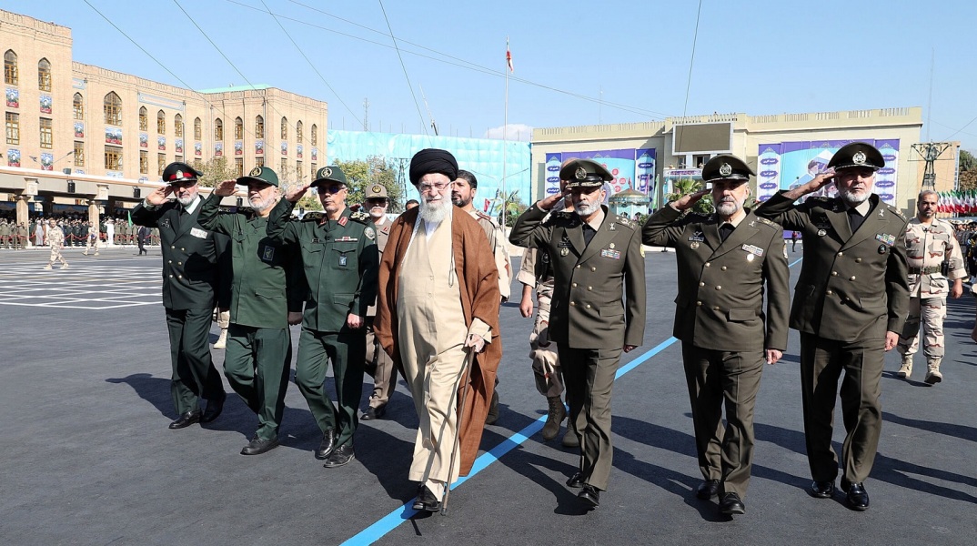 Πόλεμος Ισραήλ - Χαμάς: Ιράν - Ο αγιατολάχ Χαμενεΐ διαψεύδει πως η Τεχεράνη βρισκόταν πίσω από την επίθεση - Κάνει λόγο για «ανεπανόρθωτη ήττα» των σιωνιστών. 