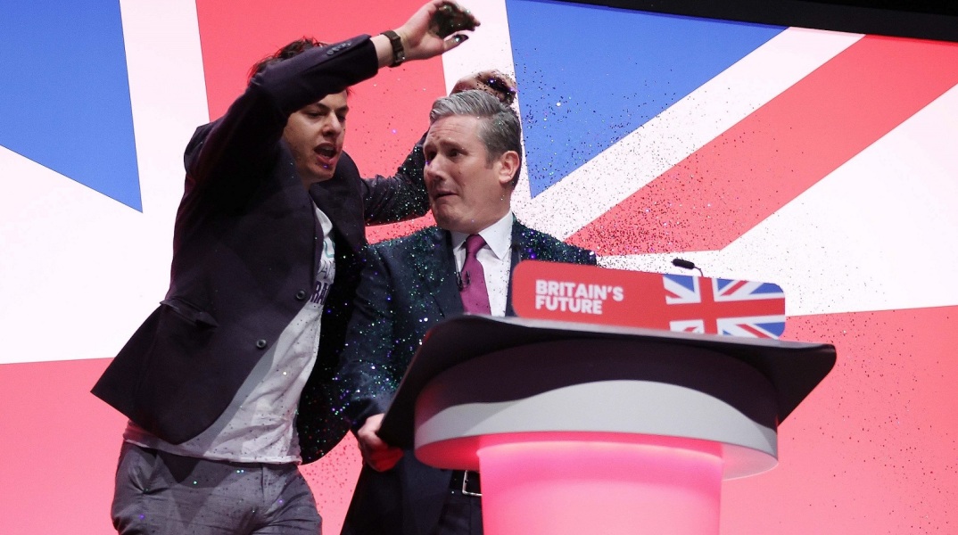 Βρετανία: Ένας διαδηλωτής έρανε με γκλίτερ τον ηγέτη του Εργατικού Κόμματος, Κιρ Στάρμερ - Η αντίδρασή του - Τα αίτια της διαμαρτυρίας.