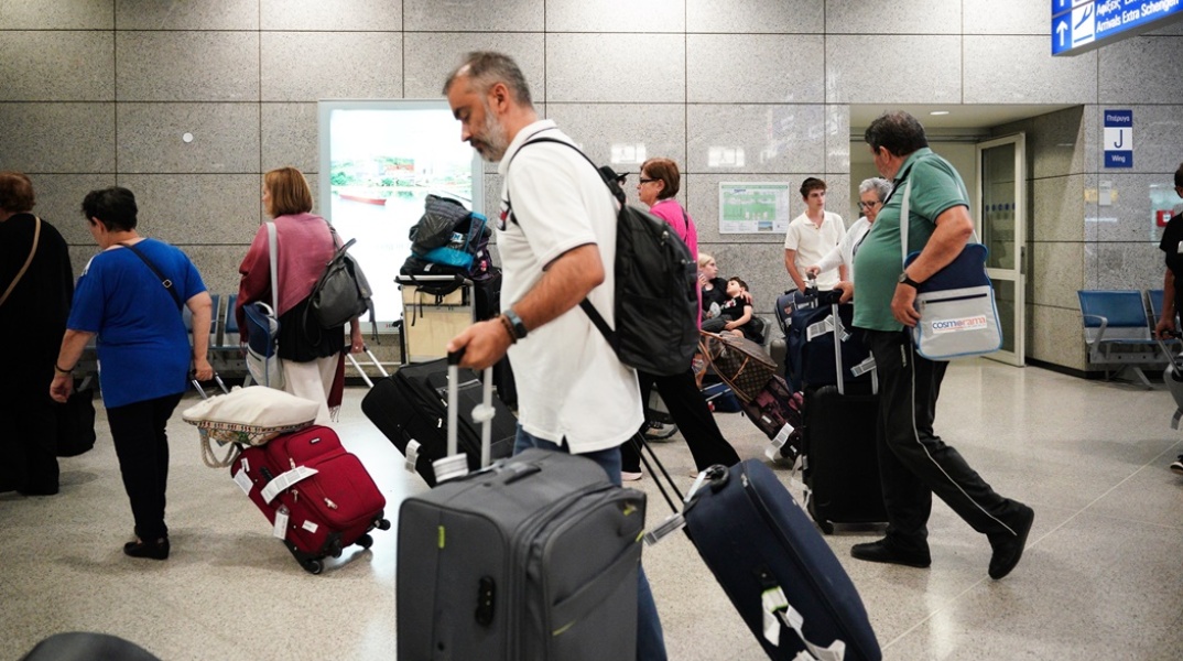 Έλληνες επαναπατρίστηκαν από το Ισραήλ - Με βαλίτσες στο χέρι