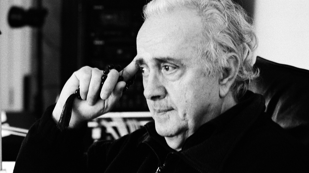 Νίκος Μαμαγκάκης: Ο μουσικός παραγωγός Άγγελος Σφακιανάκης θυμάται τη γνωριμία και στη συνεργασία με τον σπουδαίο συνθέτη.