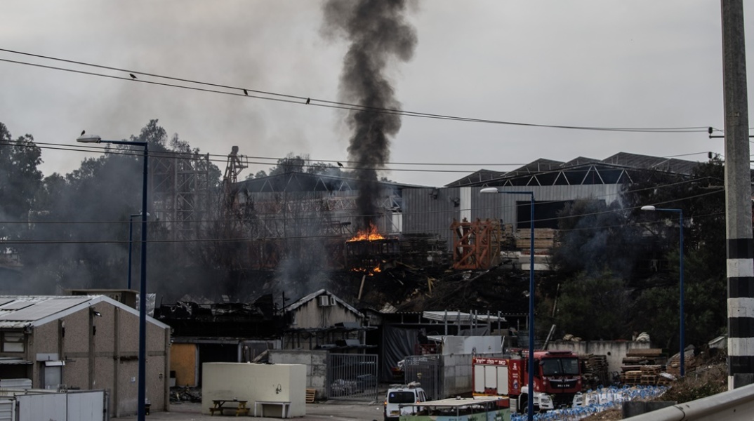 Φωτιά σε κτίριο που στέκει ρημαγμένο στο Ισραήλ