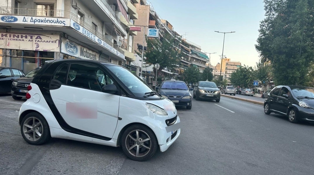 Οδηγός παράτησε το αυτοκίνητο στη μέση του δρόμου και έφυγε