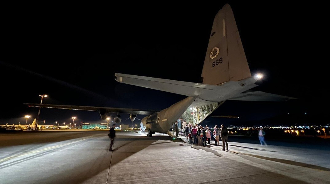 Επίστρατους από το «Ελ. Βενιζέλος» παρέλαβαν δύο ισραηλινά C-130 
