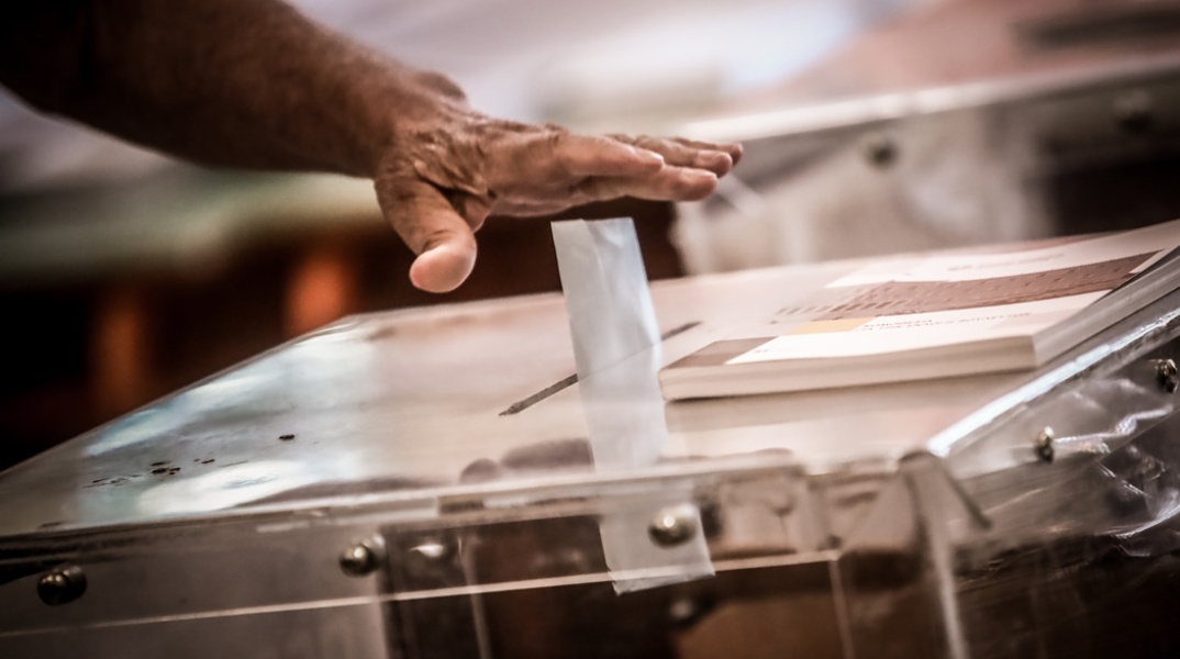 Χέρι ρίχνει το ψηφοδέλτιο στην κάλπη