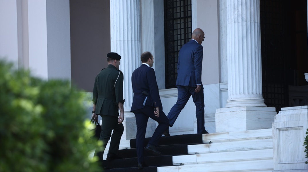 Υπουργοί και αξιωματούχοι προσέρχονται στη συνεδρίαση του ΚΥΣΕΑ και ανεβαίνουν τα σκαλιά του Μεγάρου Μαξίμου