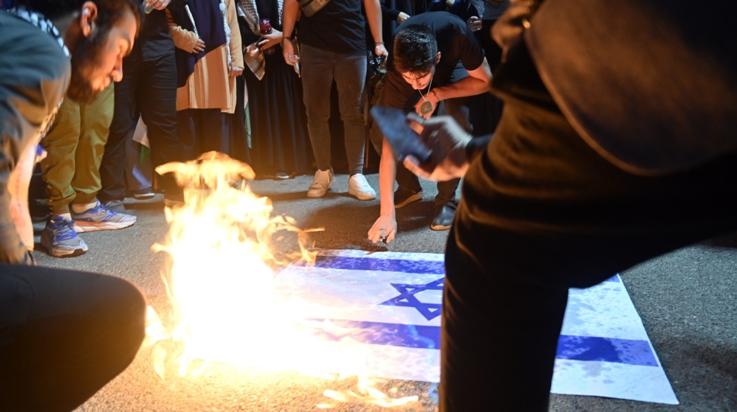 Πόλεμος Ισραήλ - Χαμάς: Πώς διαδίδεται η παραπληροφόρηση στο ίντερνετ - Τα πλαστογραφημένα ντοκουμέντα στο TikTok και το X - O ρόλος του Έλον Μασκ.