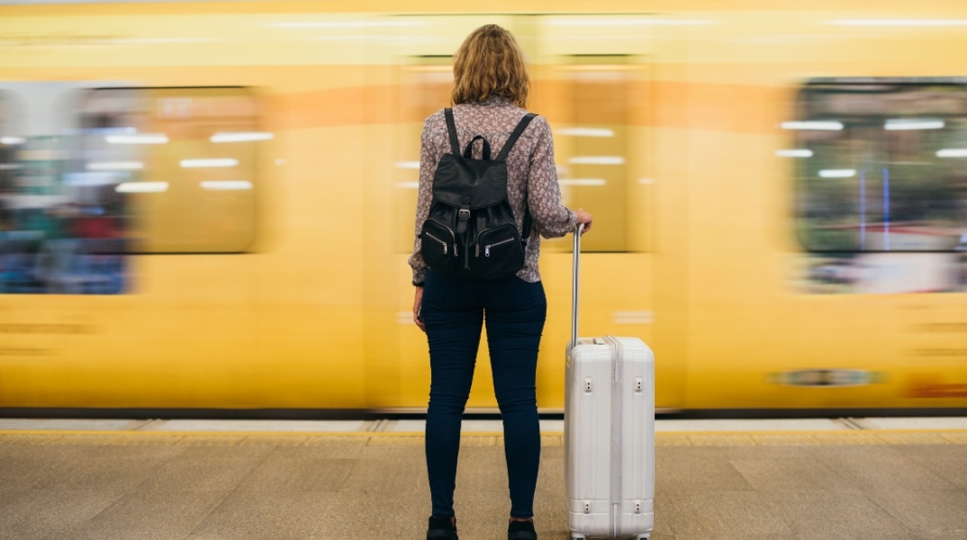 κοπέλα που περιμένει μετρό