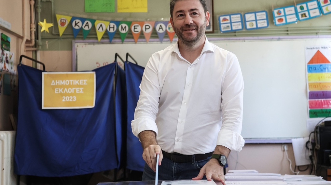 Ο Νίκος Ανδρουλάκης ρίχνει το ψηφοδέλτιο μέσα στην κάλπη