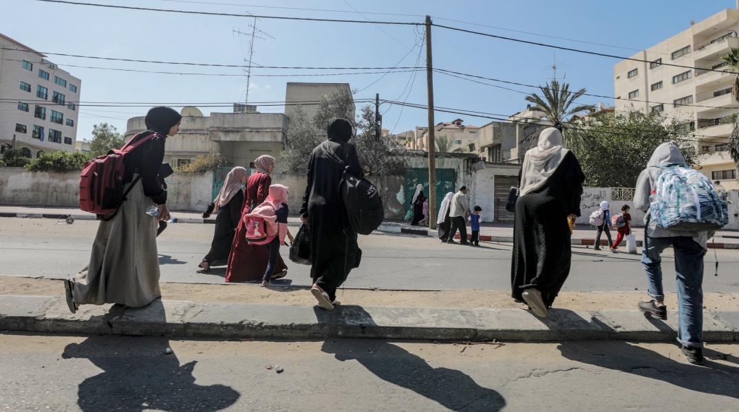 Ο ισραηλινός στρατός έριξε φυλλάδια με τα οποία ζητά από τους κατοίκους της Γάζας να απομακρυνθούν αμέσως - Η Χαμάς τους καλεί να παραμείνουν σπίτια τους.
