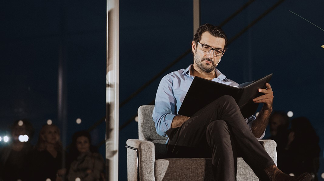 Παραβάσεις/Αναγνώσεις: Ο Νίκος Κουρής διαβάζει την «Ιογενή Πνευμονία» του Ζήσιμου Λορεντζάτου