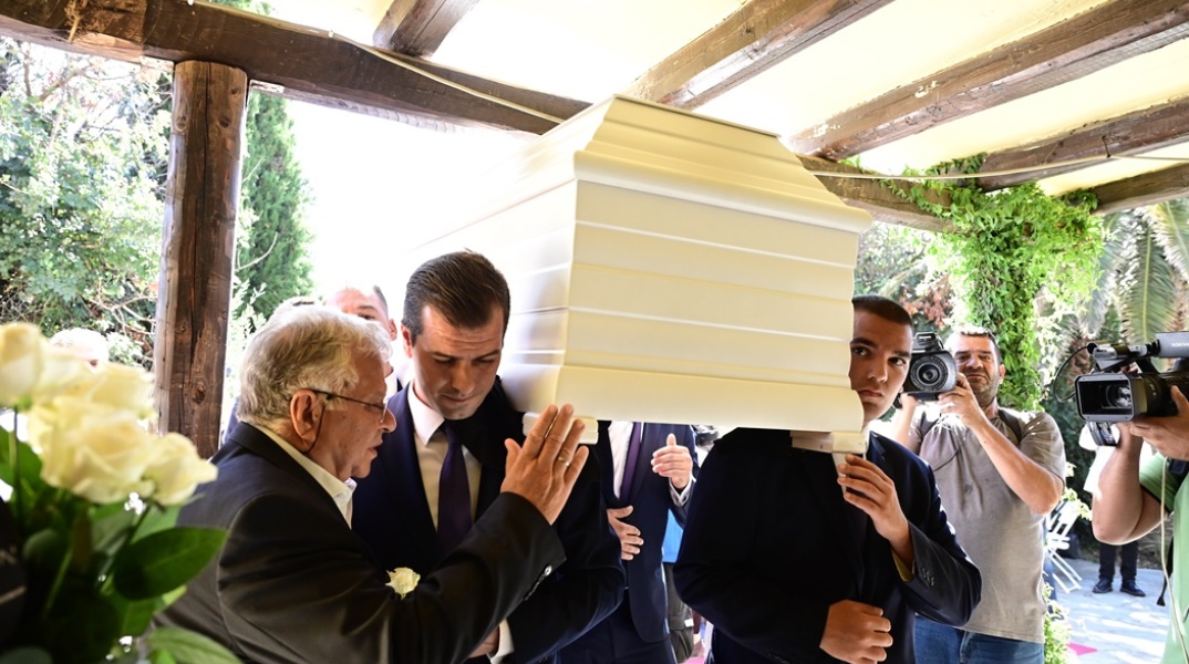 Η σορός της Μαίρης Χρονοπούλου στο σπίτι της στην Παιανία