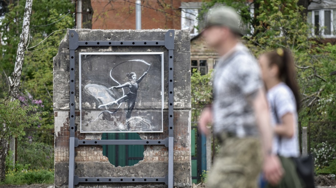 Banksy: Στοιχήματα για την πραγματική του δέχονται διαδικτυακές εταιρείες - H λίστα υποψήφιων και τα νομικά προβλήματα που ίσως τον υποχρεώσουν να αποκαλυφθεί. 