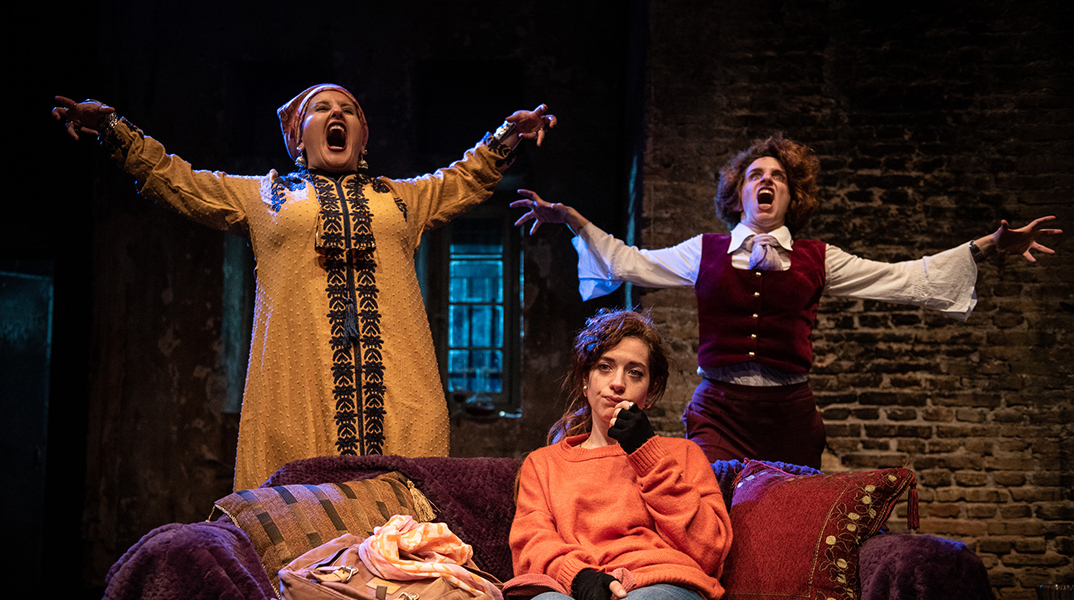 Θέλμα & Ίρις: Μία σκοτεινή queer κωμωδία στο Θέατρο Φούρνος