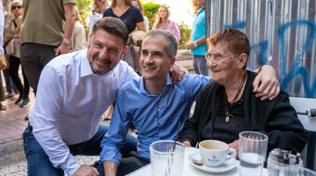 O Νίκος Χαρδαλιάς βόλτα με τον Κώστα Μπακογιάννη στο Κουκάκι