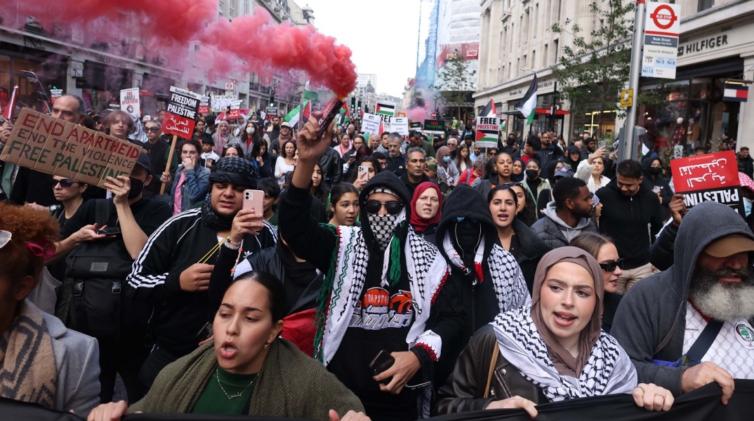 Πόλεμος Ισραήλ - Χαμάς: Διαδήλωση υπέρ των Παλαιστινίων στο κέντρο του Λονδίνου - Συνθήματα εναντίον των κυβερνήσεων της Βρετανίας και των ΗΠΑ.