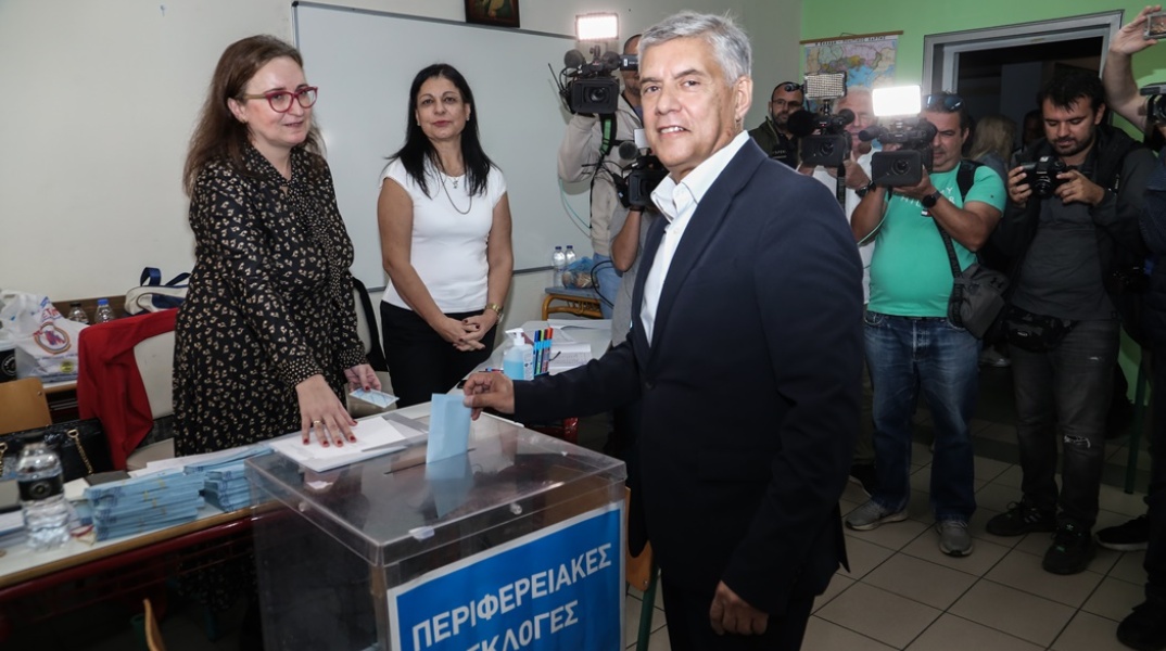 Ο Κώστας Αγοραστός κατά τη διάρκεια άσκησης του εκλογικού του δικαιώματος σήμερα στον β' γύρο των Αυτοδιοικητικών Εκλογών 2023