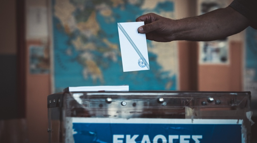 Χέρι ρίχνει στην κάλπη ψηφοδέλτιο για τις Αυτοδιοικητικές Εκλογές 2023