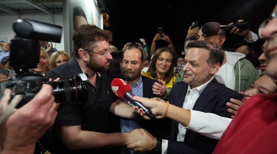 Χάρης Δούκας και Κώστας Ζαχαριάδης μαζί λίγο μετά το αποτέλεσμα του β' γύρου των Αυτοδιοικητικών Εκλογών 2023