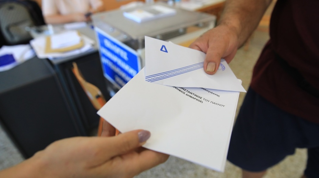 Ψηφοδέλτιο και φάκελος στα χέρια πολίτη για τις Αυτοδιοικητικές Εκλογές 2023