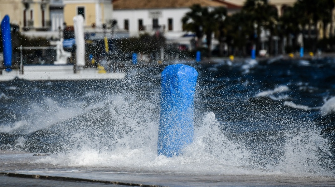 Ισχυροί άνεμοι κάνουν τα κύματα να πηδούν από το λιμάνι της Πρέβεζας