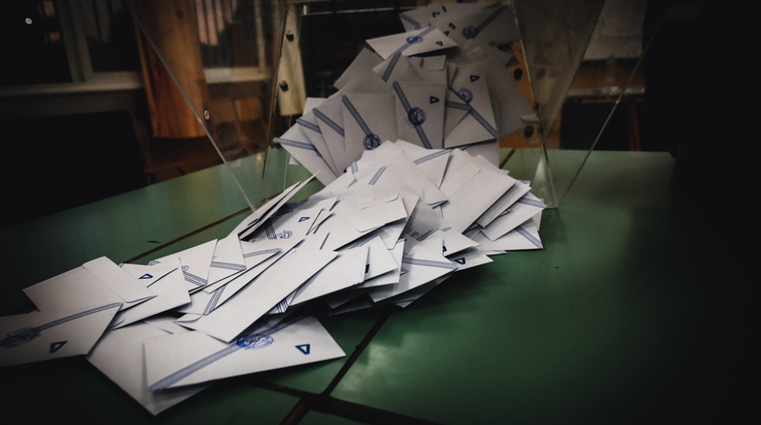 Ψηφοδέλτια βγαίνουν από την κάλπη