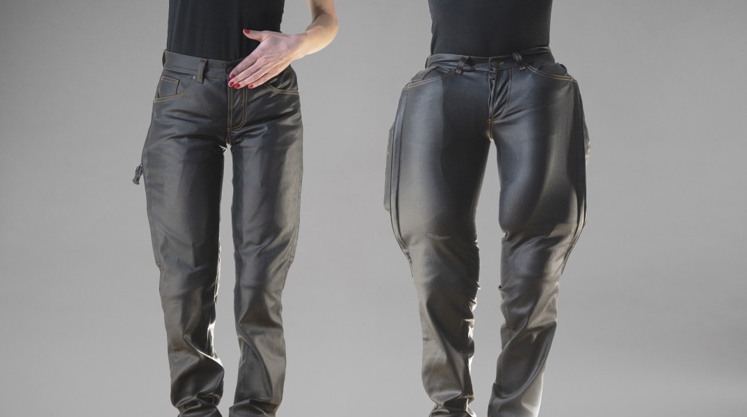 Mo'cycle: Τζιν - αερόσακος για προστασία του κάτω μέρους του σώματος του μοτοσικλετιστή - Από ανθεκτικό υλικό ντένιμ με νέα τεχνολογία.