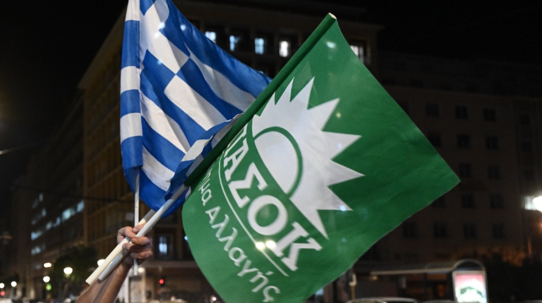 ΠΑΣΟΚ-ΚΙΝΑΛ: Σαφείς αποστάσεις από τα σενάρια περί σύμπραξης των προοδευτικών δυνάμεων - Άμεσος πολιτικός στόχος η «ήττα Μητσοτάκη - συστήματος Μαξίμου».