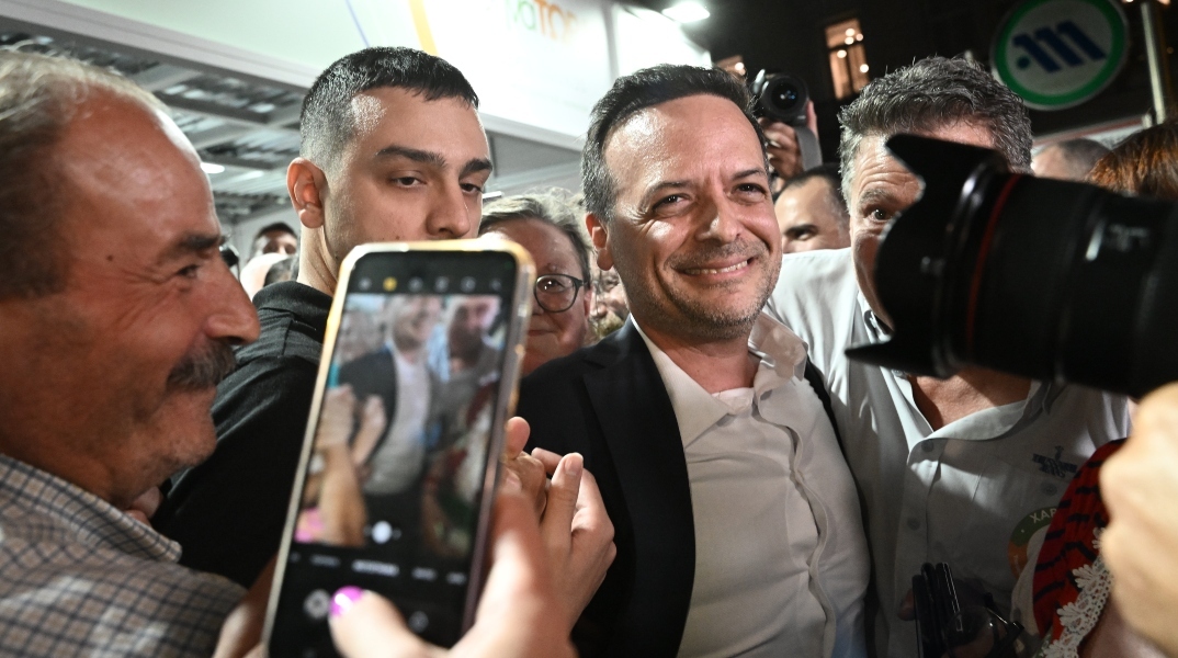 Ο Νέος Δήμαρχος Αθηναίων μετά τα αποτελέσματα επισκέφθηκε το εκλογικό κέντρο στην Πλ.Κοραή