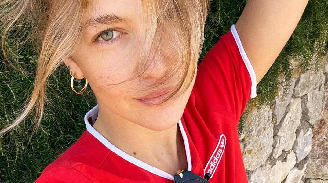 Κλέλια Ανδριολάτου: Η νέα δημοσίευση της πρωταγωνίστριας του «Maestro» στο Instagram - Με κόκκινο outfit και τόπλες φωτογραφία.