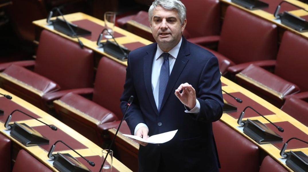 Ο Οδυσσέας Κωνσταντινόπουλος στο βήμα της Βουλής