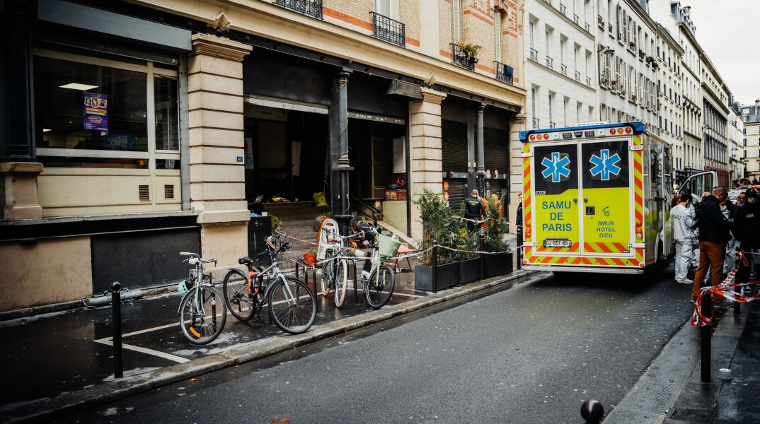 Ασθενοφόρο σε δρόμο περιοχής της Γαλλίας