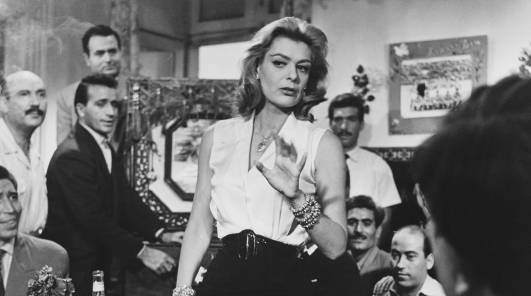 Η Μελίνα Μερκούρη μαζί με άλλους ηθοποιούς σε σκηνή από την ταινία του 1960 «Ποτέ την Κυριακή»