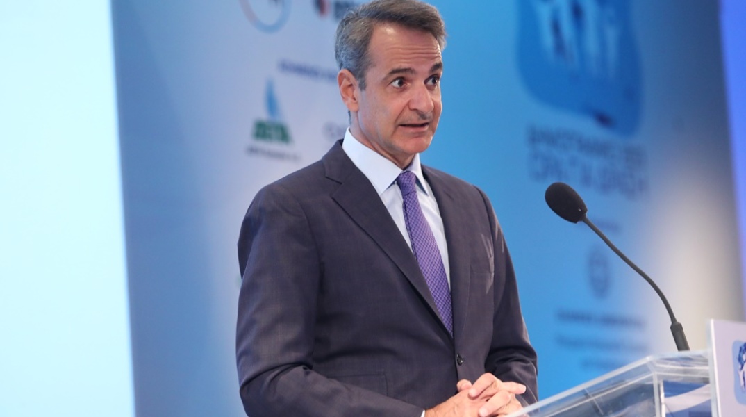 Ο Κυριάκος Μητσοτάκης στο βήμα συνεδρίου για το Δημογραφικό