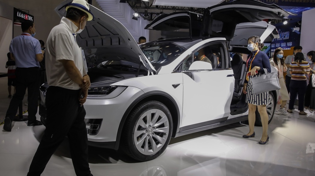 Όχημα Model X της Tesla σε παρουσίαση στην Κίνα