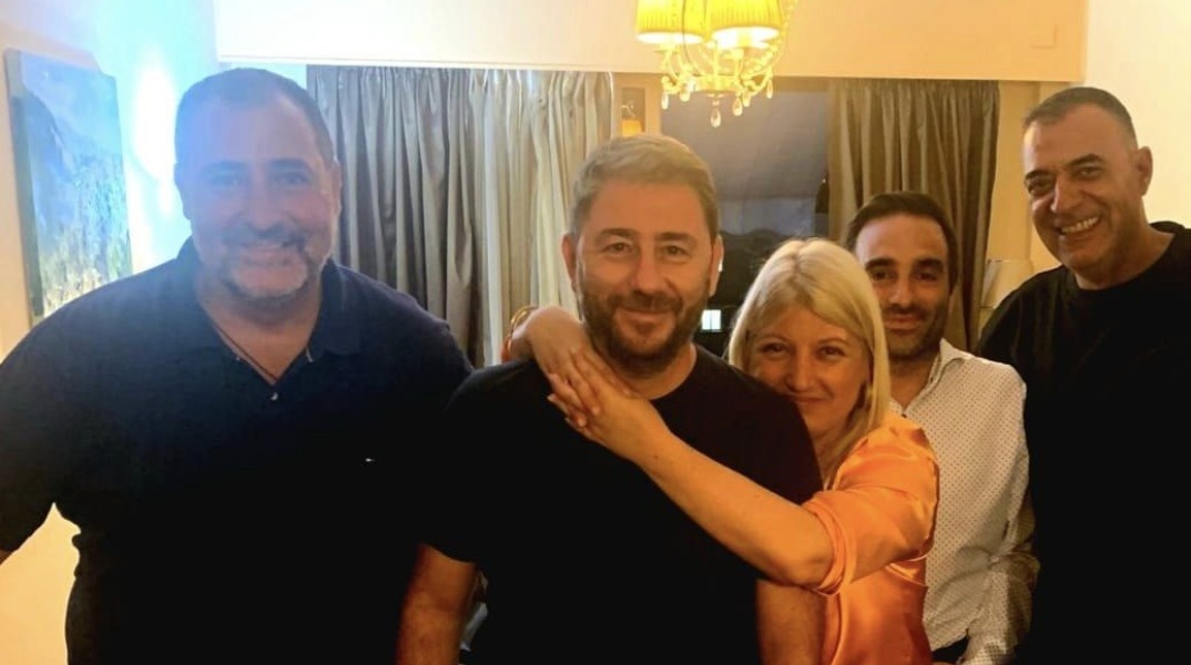 Η Γεωργία Γεννιά αγκαλιάζει τον πρόεδρο του ΠΑΣΟΚ, Νίκο Ανδρουλάκη