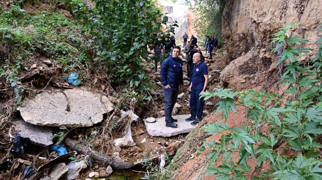 Ο Βασίλης Κικίλιας σε ρέμα 