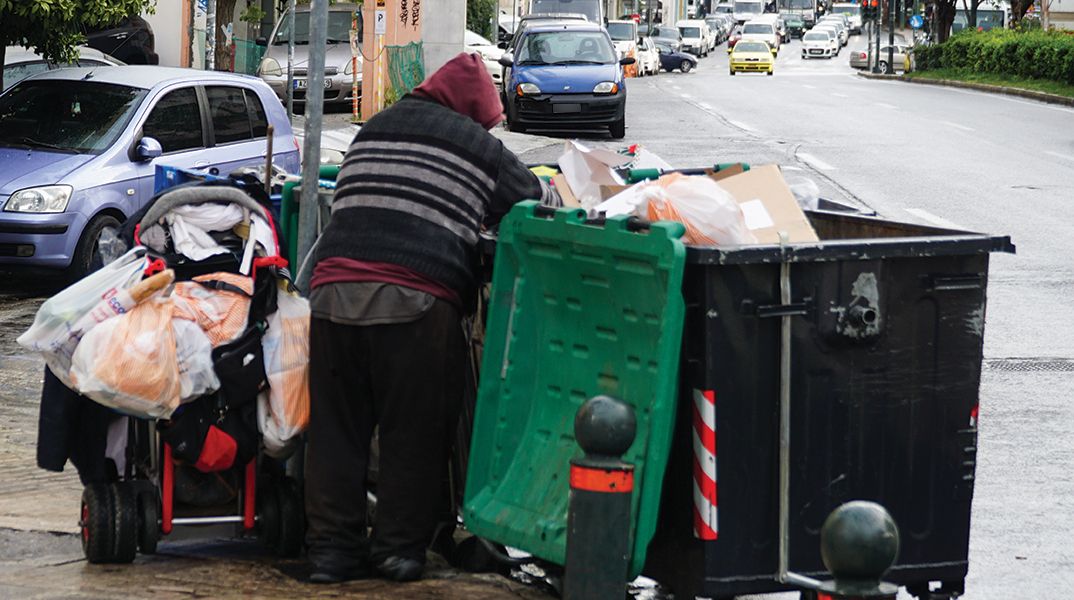 Η συγγραφέας Λένα Διβάνη γράφει για τους ανθρώπους που ψάχνουν στα σκουπίδια