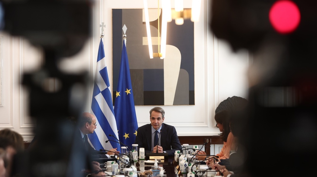 Στις 11:00 το Υπουργικό Συμβούλιο για οπαδική βία, μη κρατικά πανεπιστήμια και μπλε φακέλους